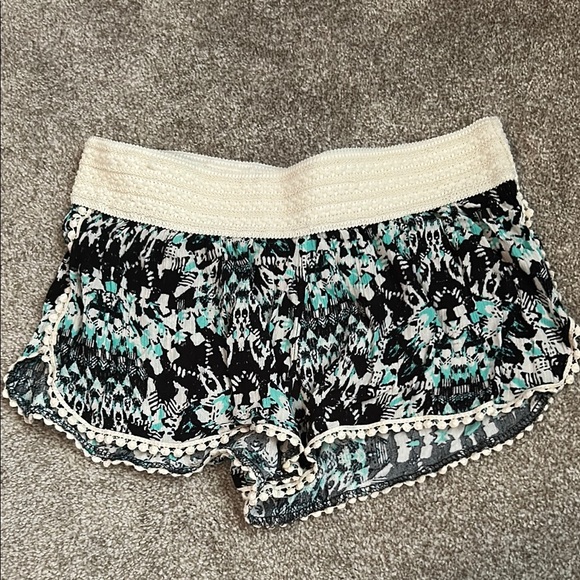 No Boundaries Pants - No Boundaries Juniors Black and Green Patterned Pull-on Shorts